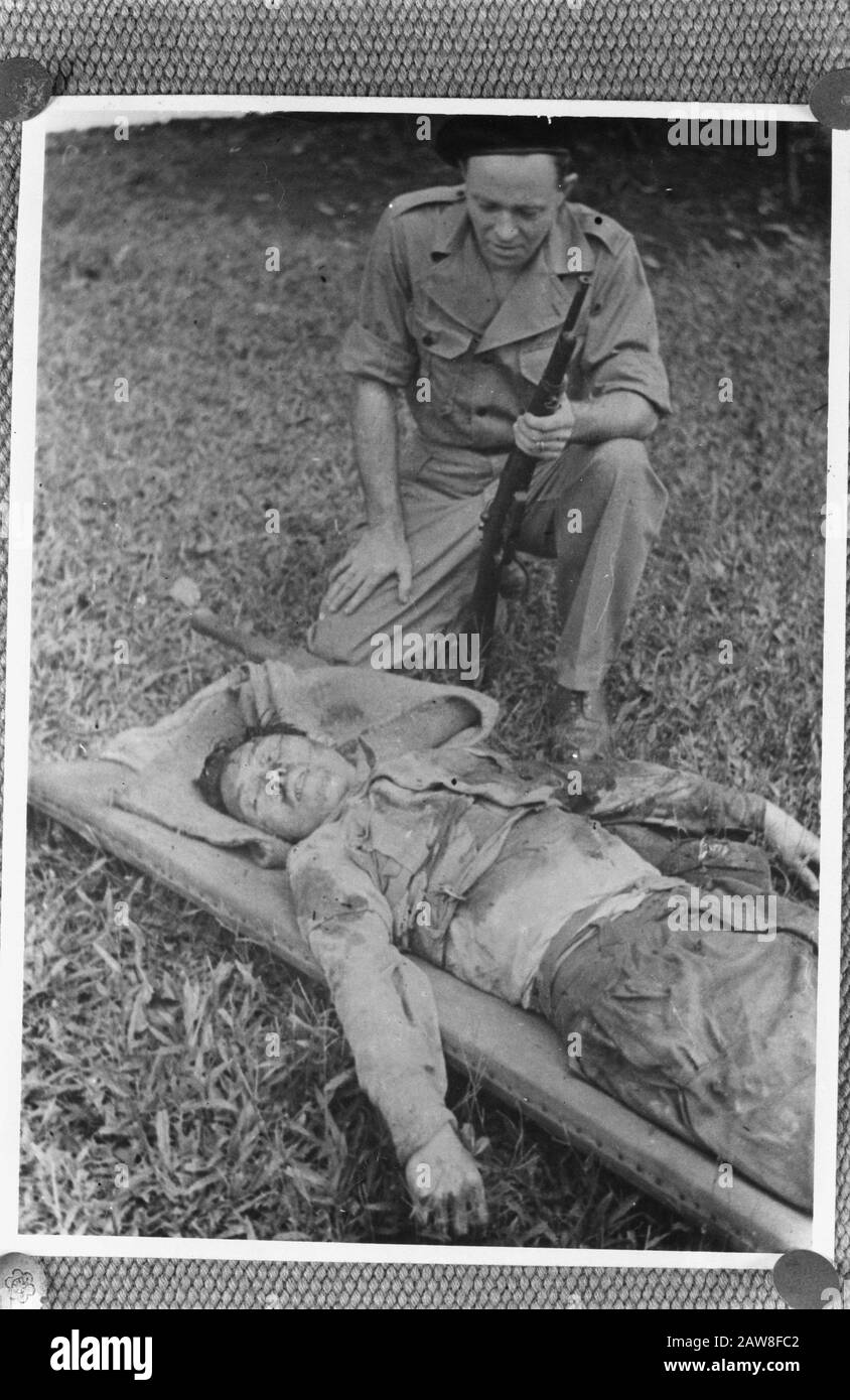 [Soldaten mit Gewehr auf einer Bahre knallen, auf welcher Leiche? Ein Mann] Datum: 01.01.1947 Ort: Indonesien Niederländische Ostindien Stockfoto