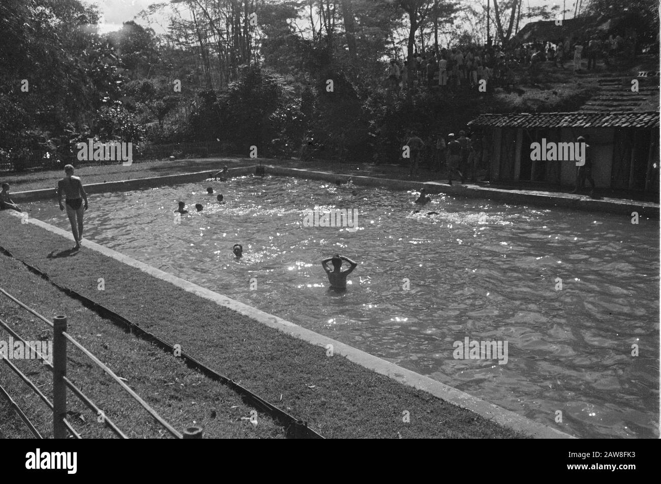 Schwimm- und Sportanlagen Neptun Poerwakarta Soldaten in einem Dorf in der Nähe von Purwakarta (West Java) haben einen Swimmingpool, der völlig leer war wiederhergestellt. Die Eröffnung wurde mit Festlichkeiten begleitet Datum: 7. Mai 1949 Ort: Indonesien, Java, Niederländisch-Ostindien, Poerwakarta Stockfoto