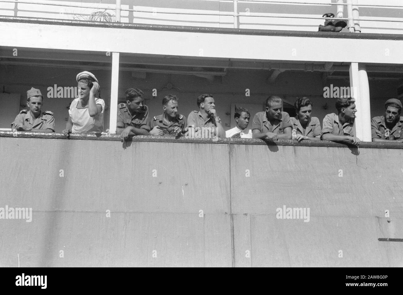 Aus dem Troopschiff Kota Inten Rückkehrer schauen über das Geländer Datum: 15. Juni 1949 Ort: Indonesien Niederländische Ostindien Stockfoto