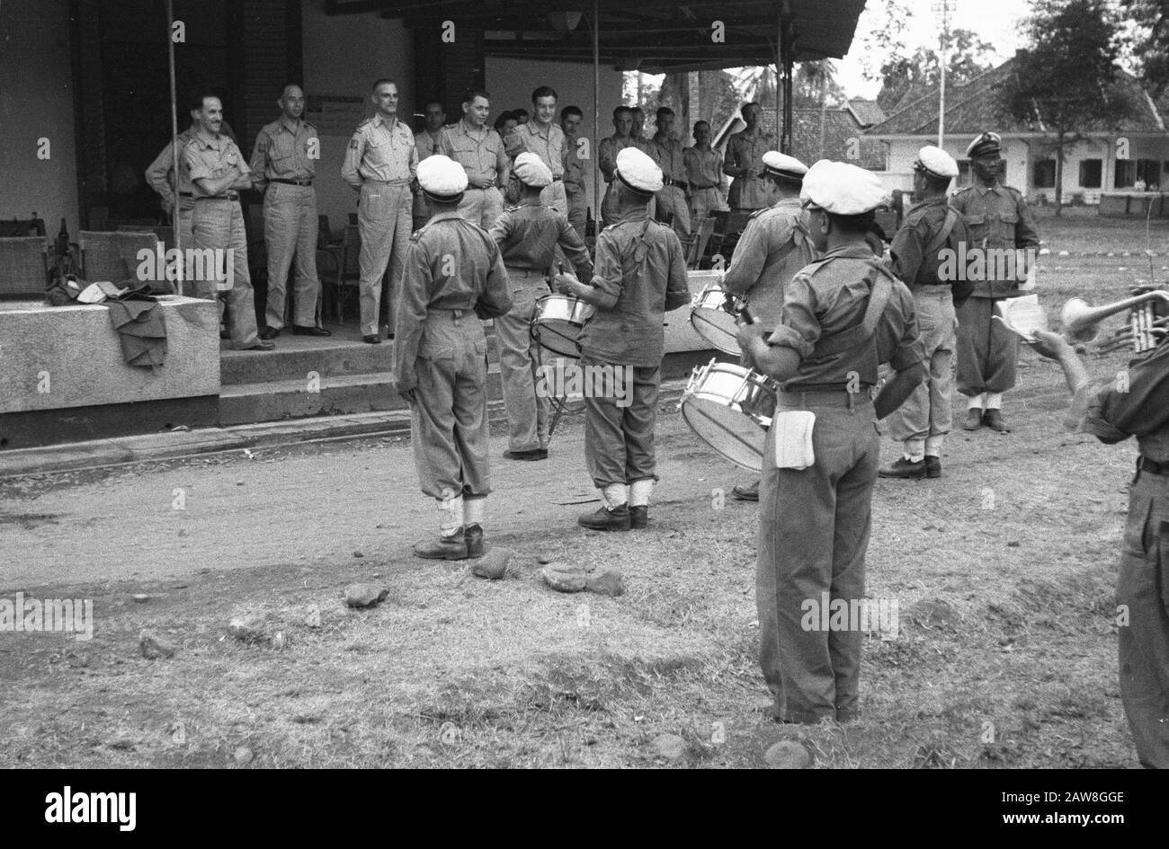 Zwei Jahre Bat. Shock Troops to Purworejo [Militärband spielt von KNIL Commander. Oberstleutnant J.M. / d Berge und Stab] Datum: 1. Oktober 1949 Standort: Indonesien Niederländische Ostindien Stockfoto