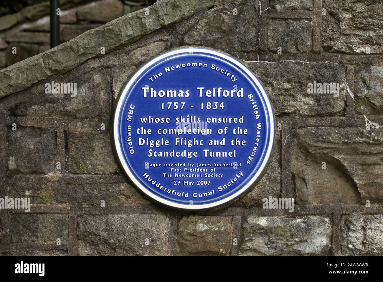 Eine blaue Plakette, die an den Ingenieur Thomas Telford am südwestlichen Portal des Standedge-Kanaltunnels Diggle, Greater Manchester erinnert. Stockfoto
