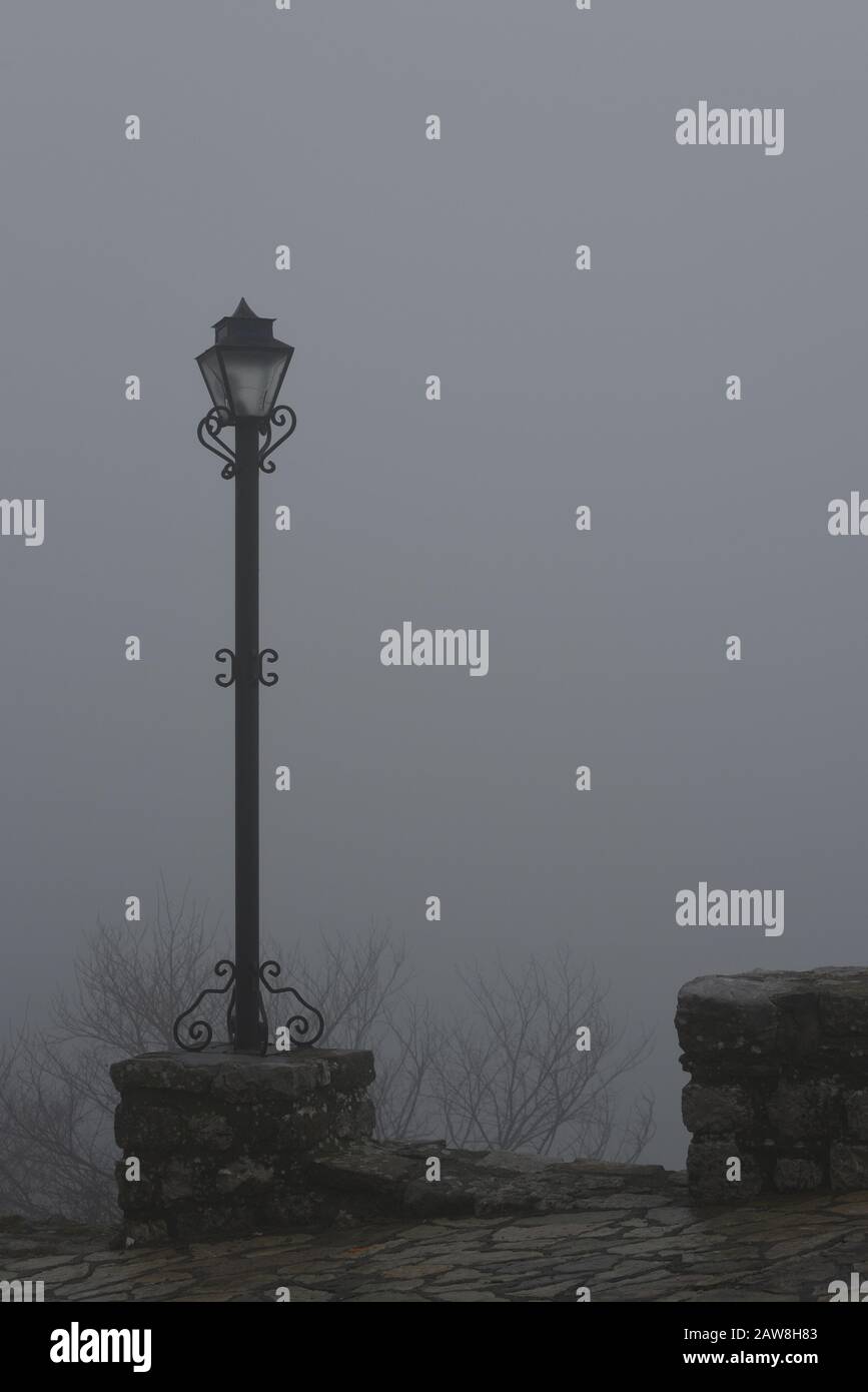 Annäherung an Schloss Rozafa im dichten Nebel (Albanien) Stockfoto