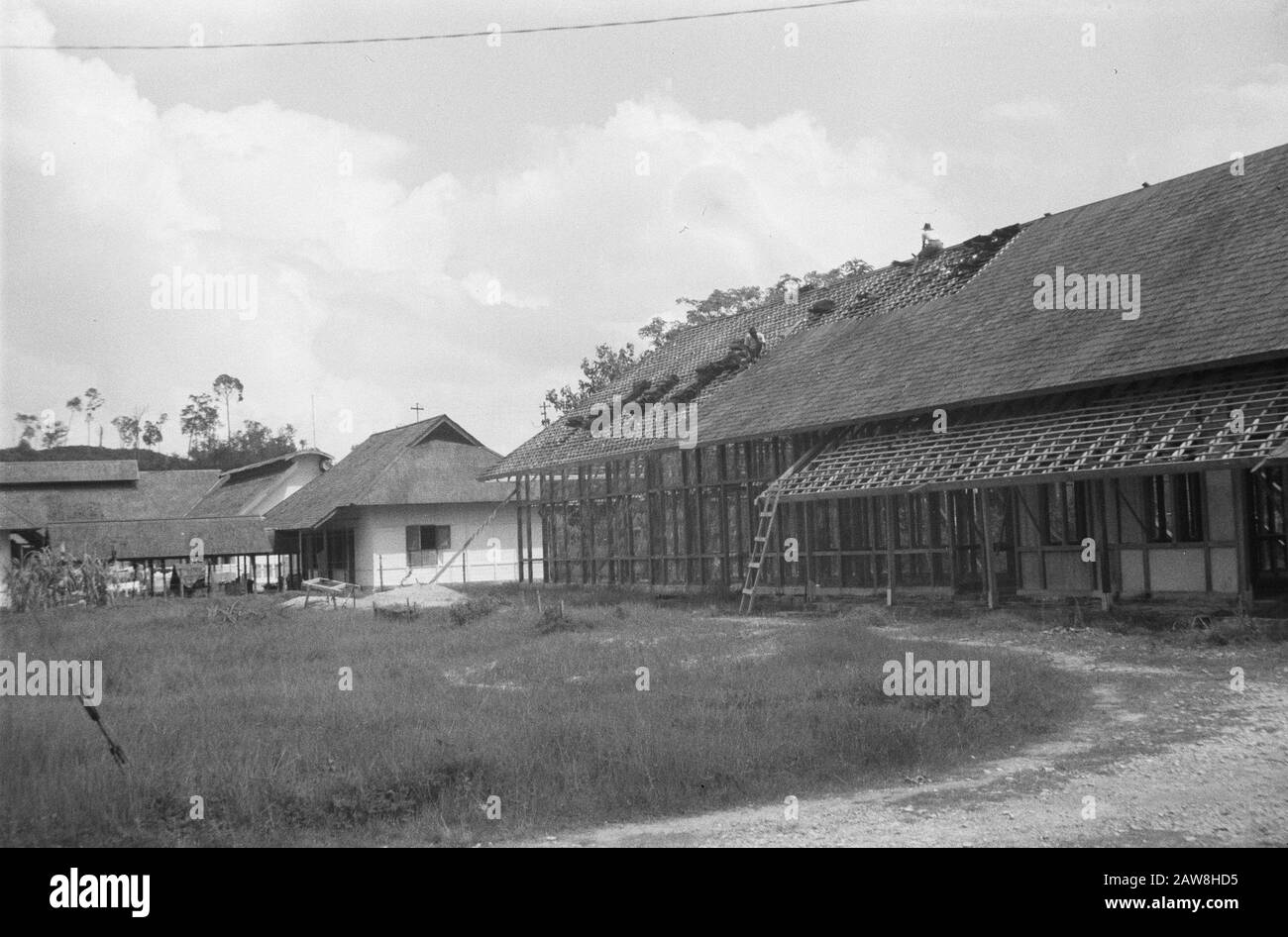 Verlegung von Fliesen auf einem großen Gebäude Datum: September 1948 Standort: Indonesien Niederländische Ostindien Stockfoto