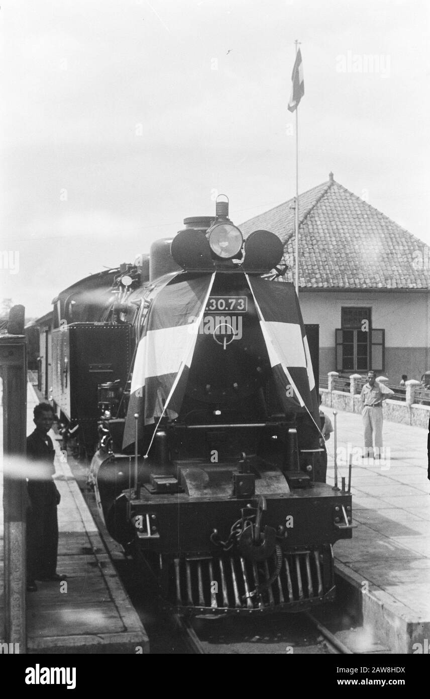 Lok (mit holländischen Flaggen vor dem Bahnhof Datum: September 1948 Standort: Indonesien Niederländische Ostindien Stockfoto