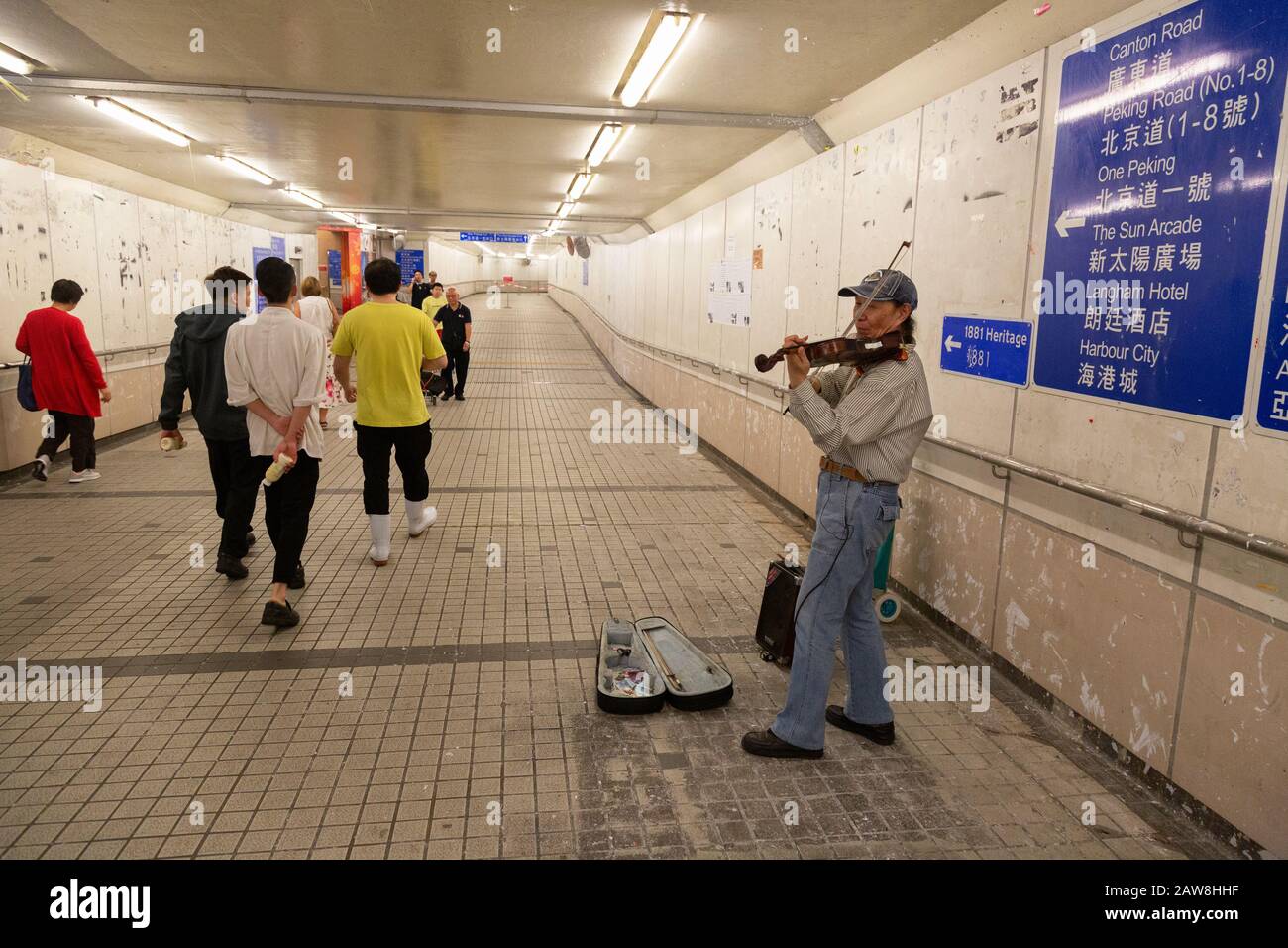 Asien-Busker; ein Mann, der in der U-Bahn Kowloon in Hongkong Asien Geige spielt Stockfoto