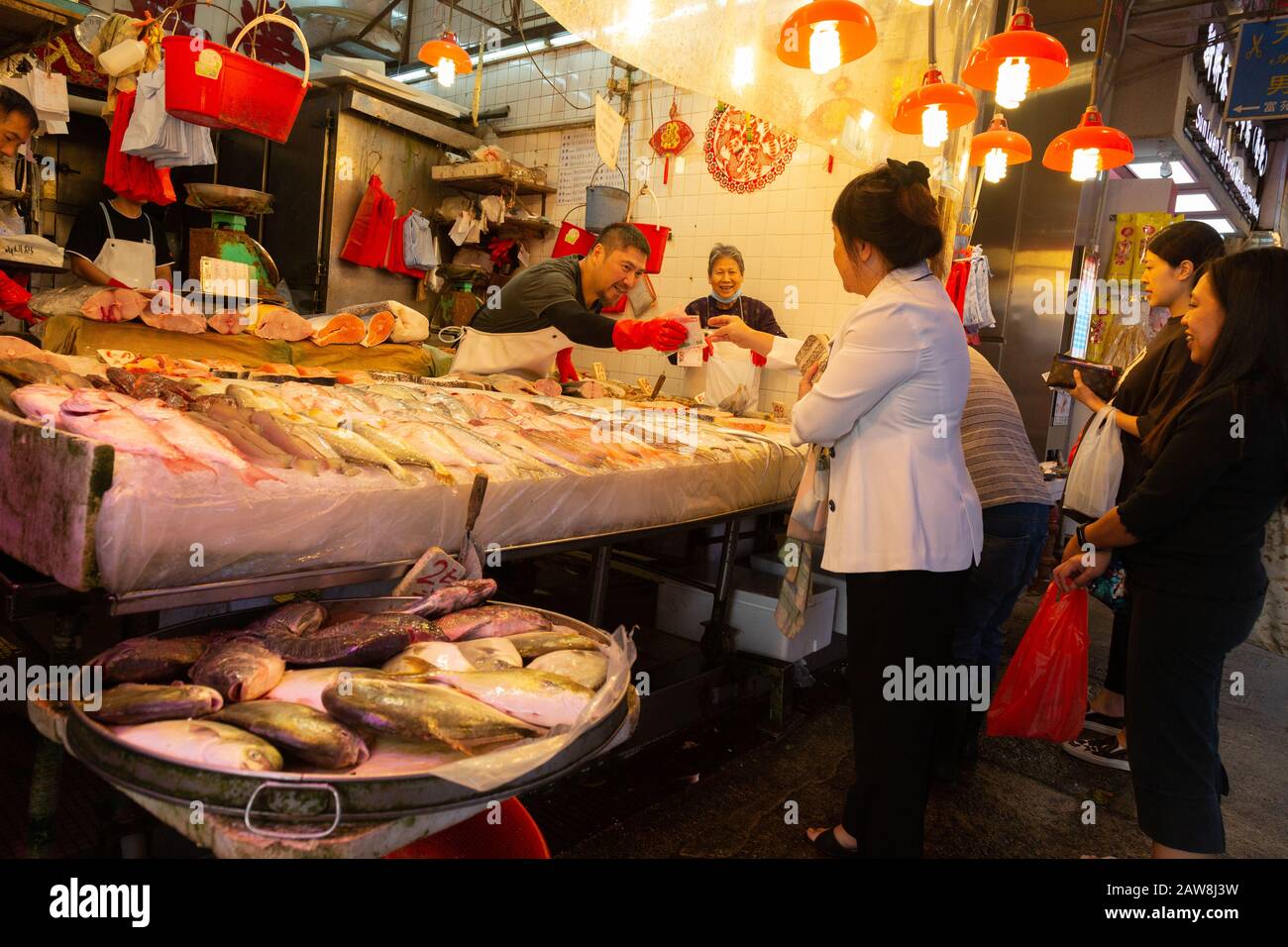 Lifestyle in Asien; Menschen, die an einem Marktstand für Meeresfrüchte einkaufen, Wan Chai Market, Wan Chai, Hong Kong Island Hong Kong Asia Stockfoto