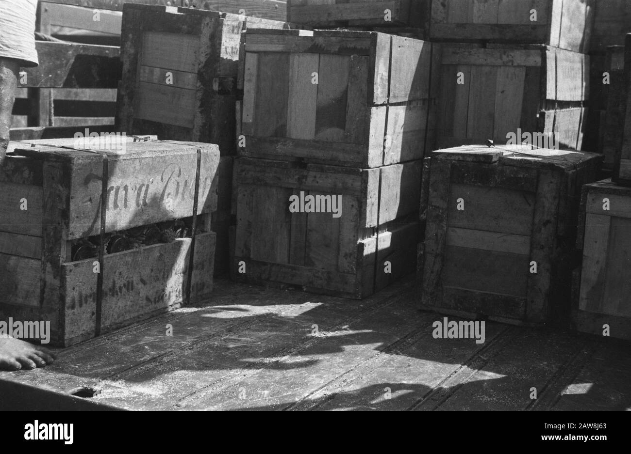 Fotos, die den Artikel Farywell in der Zeitschrift Wapenbroeders Loading of a Vessel in the Back of a Truck Date: Juli 1947 Location: Indonesia Dutch East Indies Stockfoto