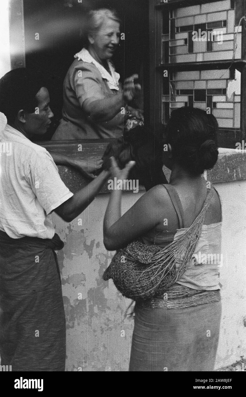 Rotkreuz-Aktivität [Semarang] Verteilung von Bekleidung durch das Rote Kreuz Datum: Juli 1947 Ort: Indonesien, Java, Niederländische Ostindien Stockfoto
