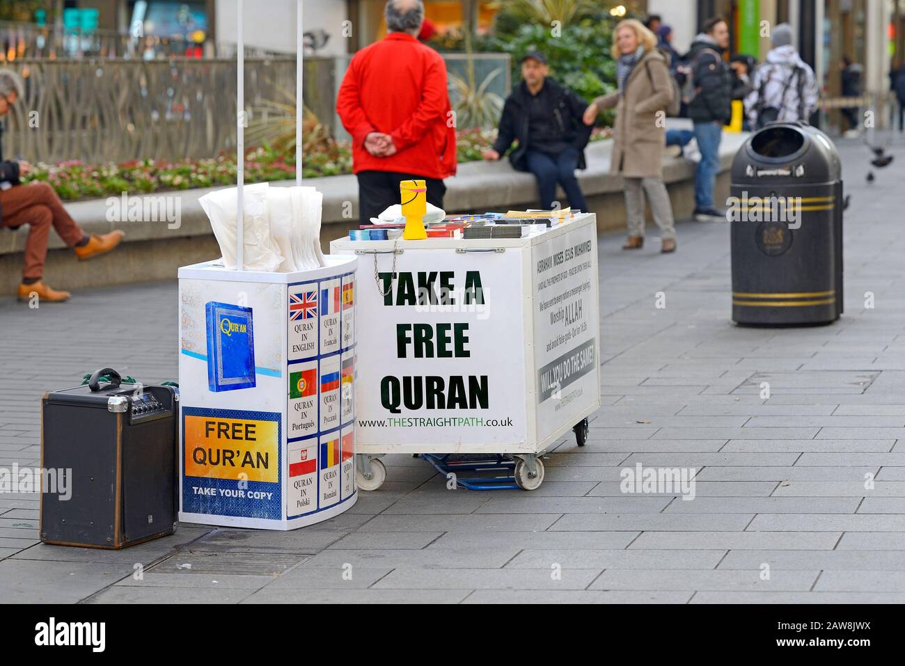 London, England, Großbritannien. Stall am Leicester Square gibt Informationen über den Islam und kostenlose Qurans in mehreren Sprachen heraus - thestraightpath.com Stockfoto