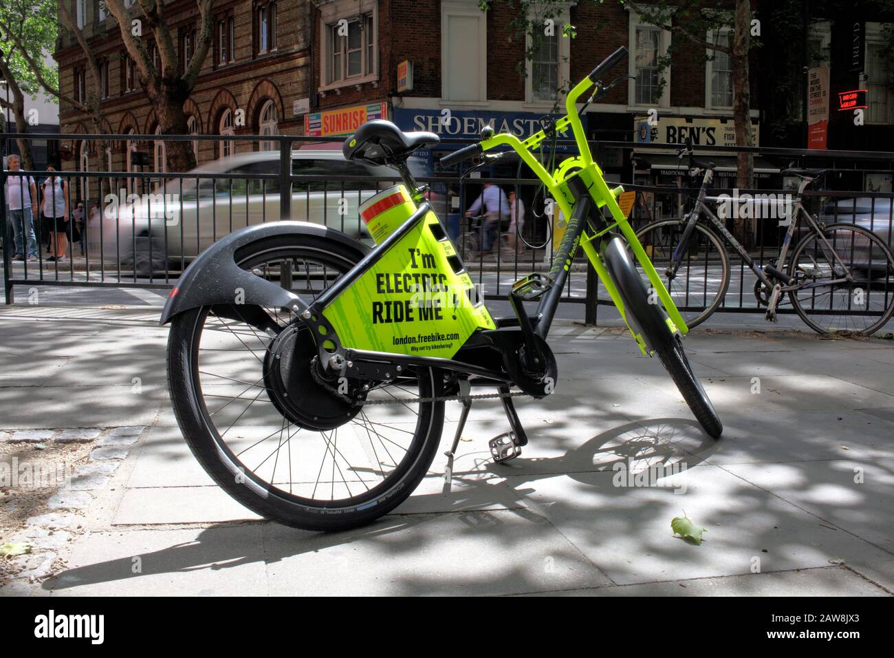 Ein Elektrofahrrad, das auf der Shaftesbury Avenue in London geparkt wurde. Eine von vielen, die Teil eines fahrradlosen Fahrrad-Sharing-Programms sind, um den emissionsfreien Reiseverkehr zu fördern. Stockfoto