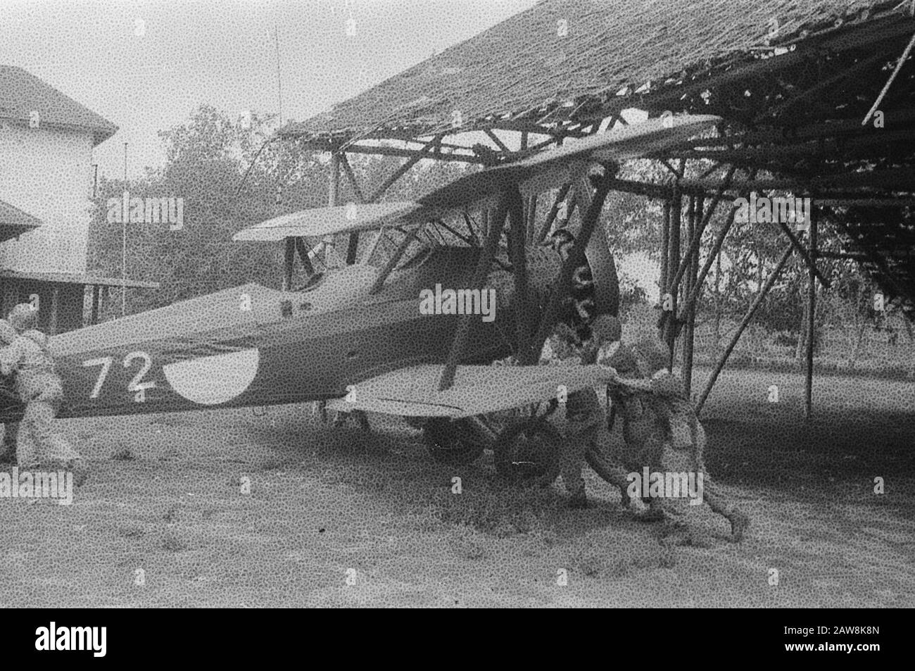 Batavia am ersten Tag der 2. Polizeiaktion: Soldaten fahren ein Aufklärungsflugzeug aus einem Hangar Datum: 19. Dezember 1948 Ort: Indonesien Niederländische Ostindien: Unbekannt / DLC Urheberrechtsinhaber: National Archives Material Typ: Negativ (schwarz/weiß) Archivinventarnummer: Siehe Zugang 2.24.04.02 Stockfoto