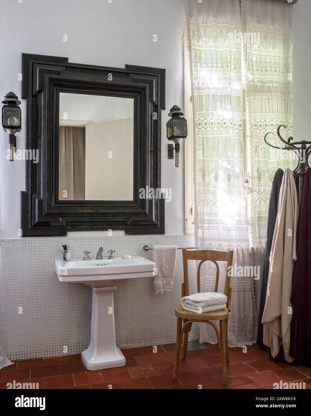 Spiegel über Waschbecken im Landhausstil Badezimmer Stockfoto
