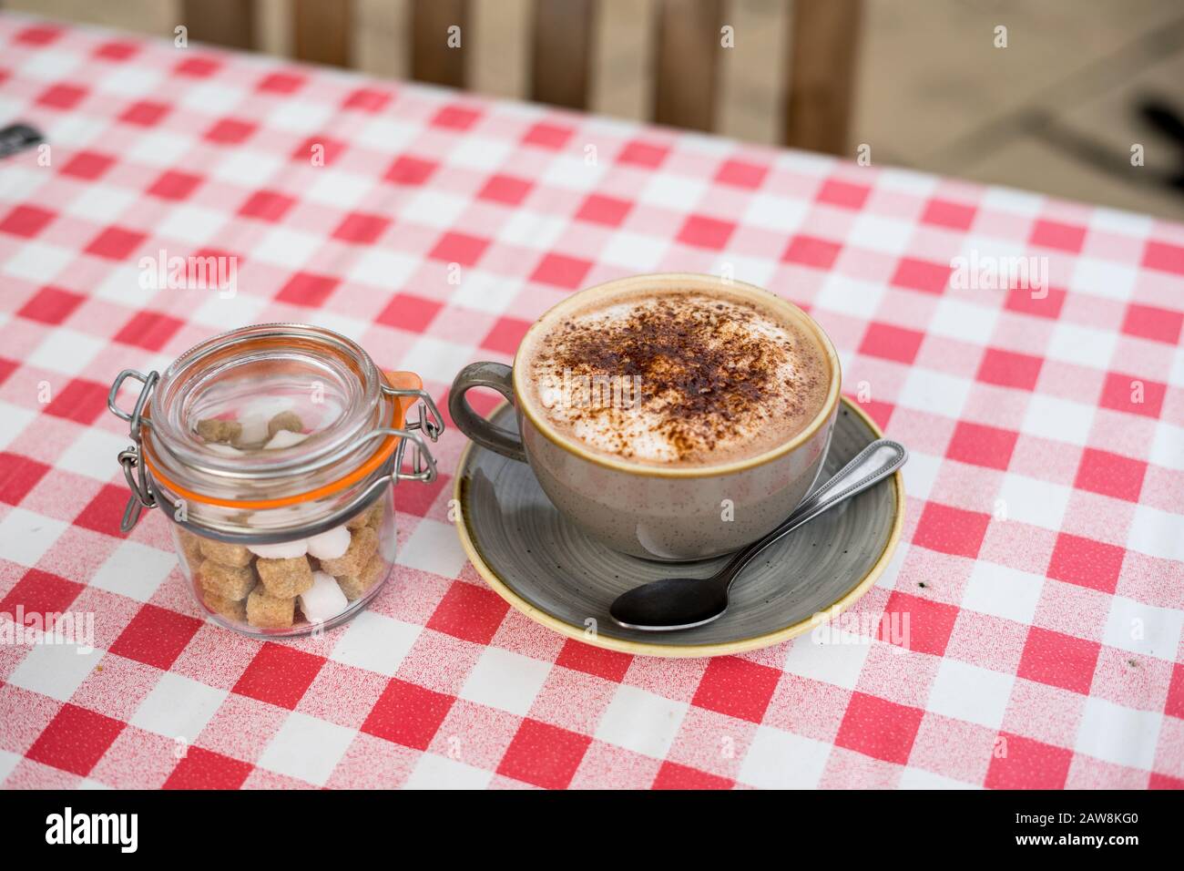 Heiße Schokolade auf dem Gartentisch des englischen Pubs in Midlands, Großbritannien Stockfoto