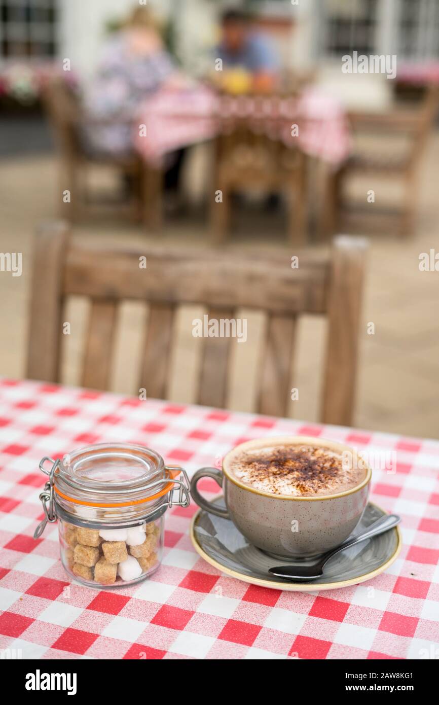Heiße Schokolade auf dem Gartentisch des englischen Pubs in Midlands, Großbritannien Stockfoto