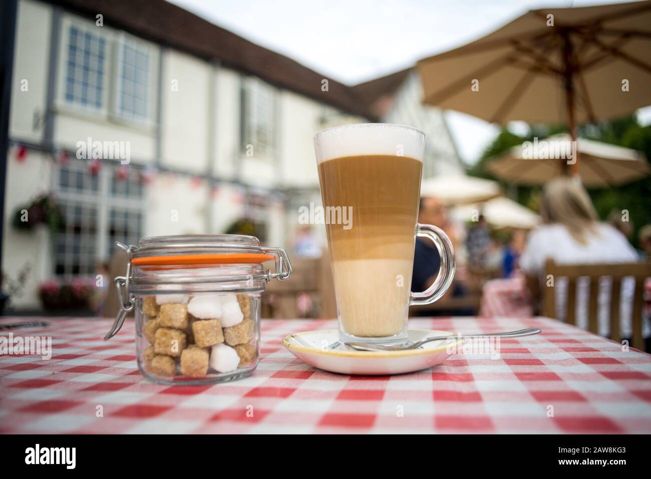 Kaffee Latte auf dem Gartentisch des englischen Pubs in Midlands, Großbritannien Stockfoto