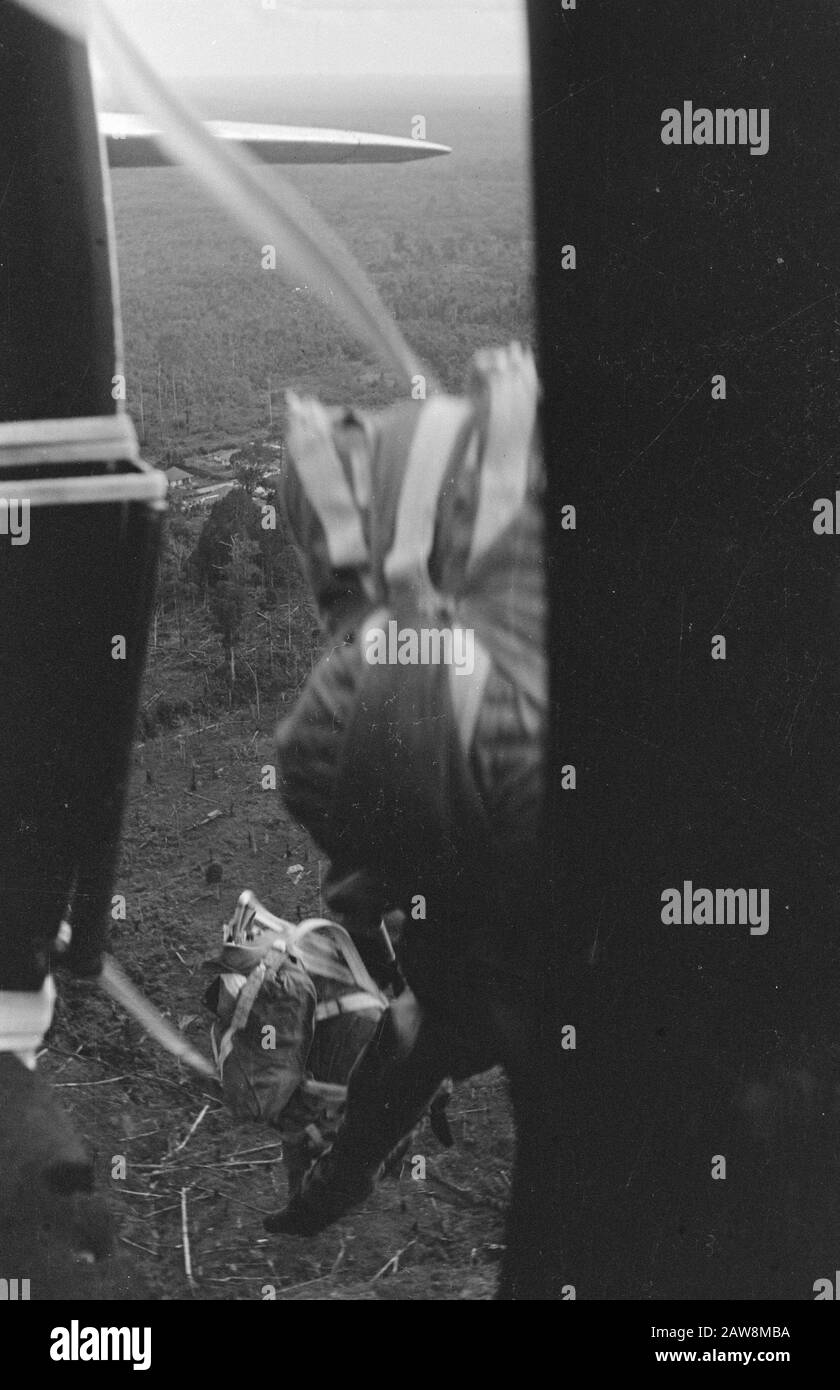 Fallschirm im Einsatz während der 2. Polizeiaktion [Fallschirmspringer verlässt Flugzeug] Datum: 19. Dezember 1948 Ort: Indonesien Niederländische Ostindien Stockfoto