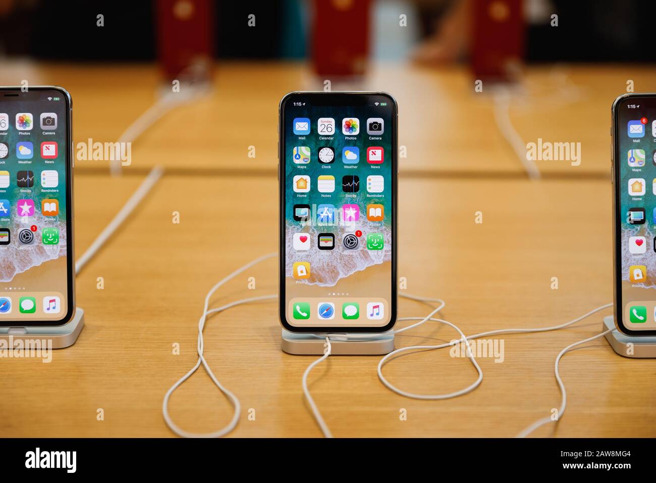 Apple iPhone X wird in einem Apple Store angezeigt Stockfoto