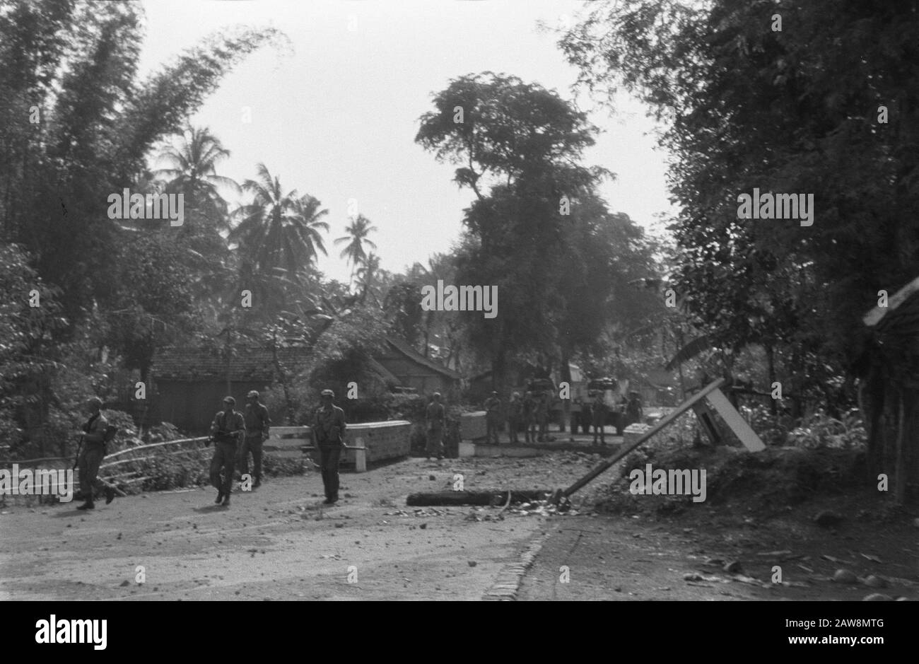 Aufstieg zu Kediri [Soldaten an einer zerstörten Brücke. Gegenüber befindet sich ein gepanzertes Fahrzeug] Datum: Dezember 1948 Standort: Indonesien Niederländische Ostindien Stockfoto