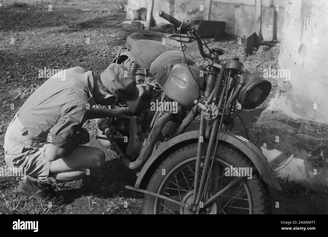 Weihnachten 1948 Soebang und Poerwakarta [Militär beschäftigt sich mit der Wartung seines Motorrads] Datum: 25. Dezember 1948 Ort: Indonesien Niederländische Ostindien Stockfoto