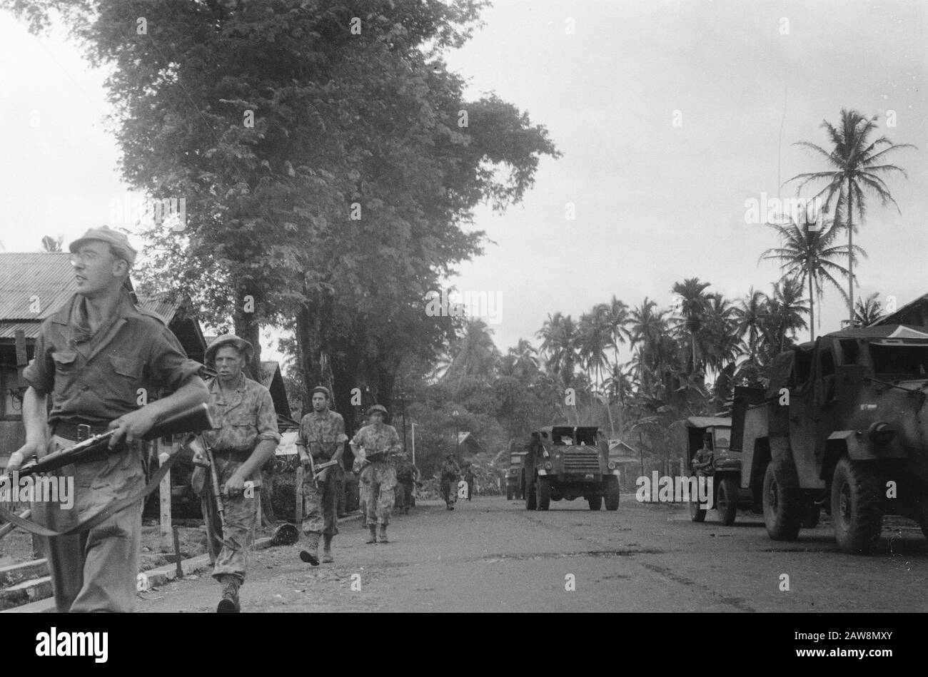 März nach Fort van der Capellen und Fort de Kock (Anei Gorge) [niederländische Truppen finden im Inneren statt. Linke Infantrymen, rechte Fahrzeuge] Datum: 29. Dezember 1948 Ort: Batusangkar, Indonesien, Niederländische Ostindien, Sumatra Stockfoto