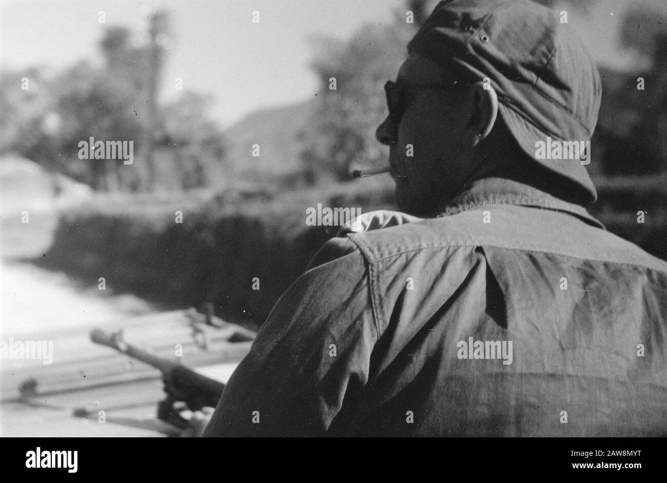 [Niederländischer Soldat auf einem gepanzerten Fahrzeug auf der Rückseite] Datum: Dezember 1948 Ort: Indonesien Niederländische Ostindien Stockfoto