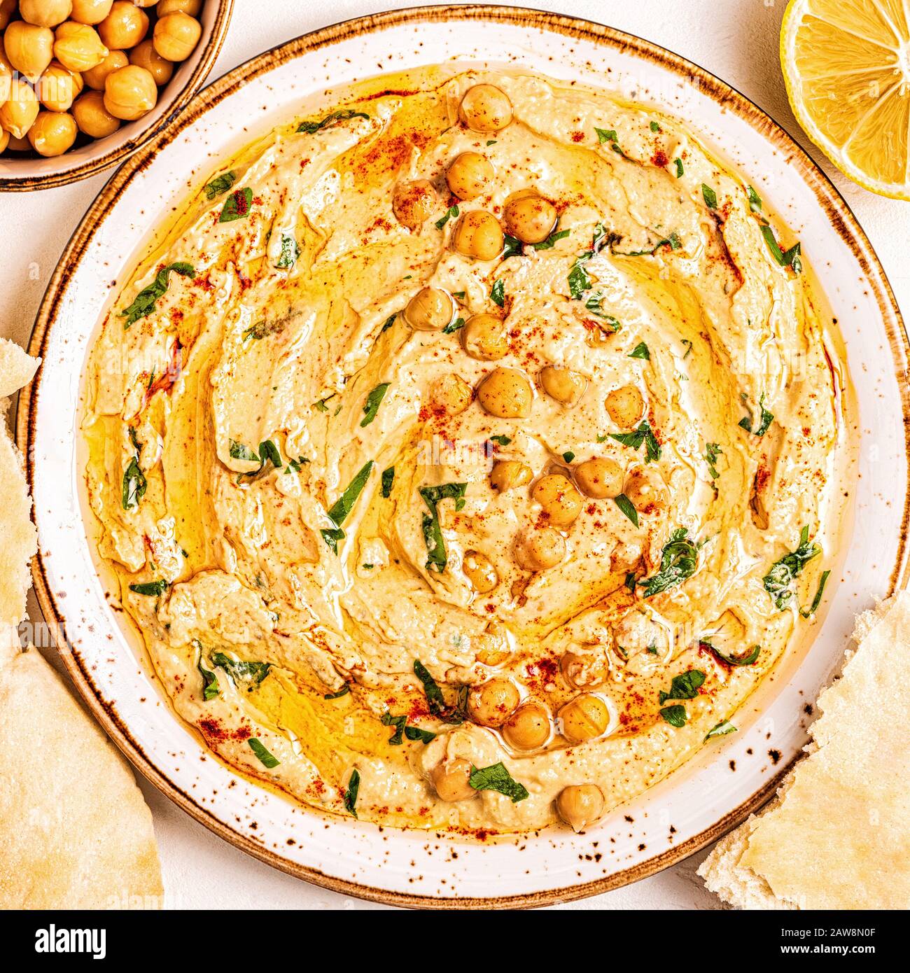 Hausgemachte Hummus, Kichererbsen dip, mit Gewürzen. Ansicht von oben. Stockfoto