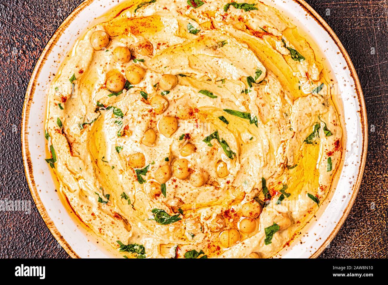 Hausgemachte Hummus, Kichererbsen dip, mit Gewürzen. Ansicht von oben. Stockfoto