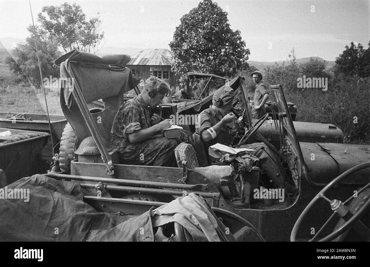 Von Lahat nach Pagar Alam (Pagar Alam) Dauersitzsoldat erster Klasse P. Smit Hengelo und J. Twaalfhoven aus Amsterdam im Funkwagen auf der Tour durch Lahat in Pagar Alam (Süd-Sumatra), Und während die letzten Nachrichten nur passieren, macht die erste Gelegenheit wie eine Dose Käse von seiner Ration zu Nibble Annotation: Pelang Kenidai Datum: Dezember 1948 Ort: Indonesien, Lahat, Niederländisch-Ostindien, Sumatra Stockfoto