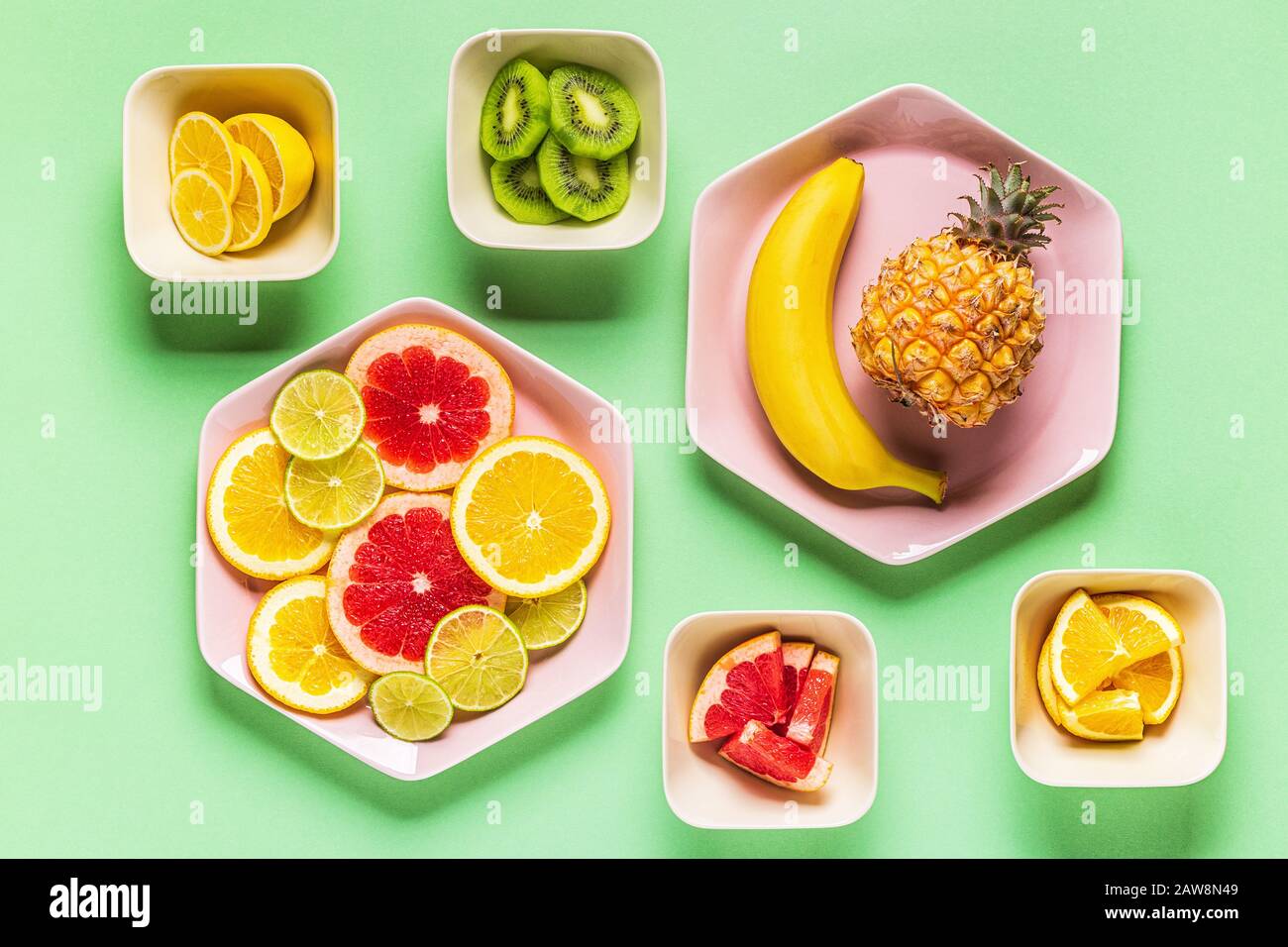 Tropische Früchte und Schichten auf Platten, Ansicht von oben. Stockfoto