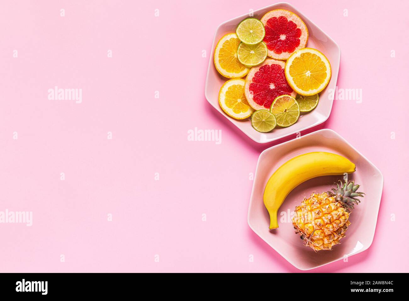 Tropische Früchte und Schichten auf Platten, Ansicht von oben. Stockfoto