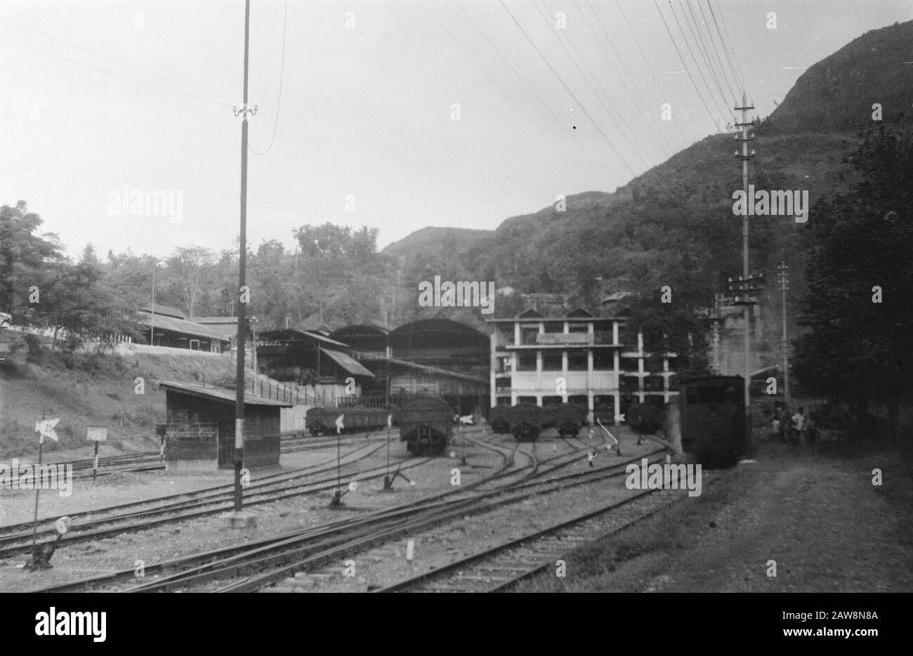 Umgebung Fort de Kock, Padang Panjang, Solok, Sawah Loento Am 10. Januar 1949 fuhr der erste Zug erneut unter niederländischer Aufsicht von Solok nach Sawah Loento (Sumatra). Endstation Kohle Sahwalunto Datum: 10. Januar 1949 Ort: Indonesien, Niederländisch-Ostindien, Sumatra Stockfoto