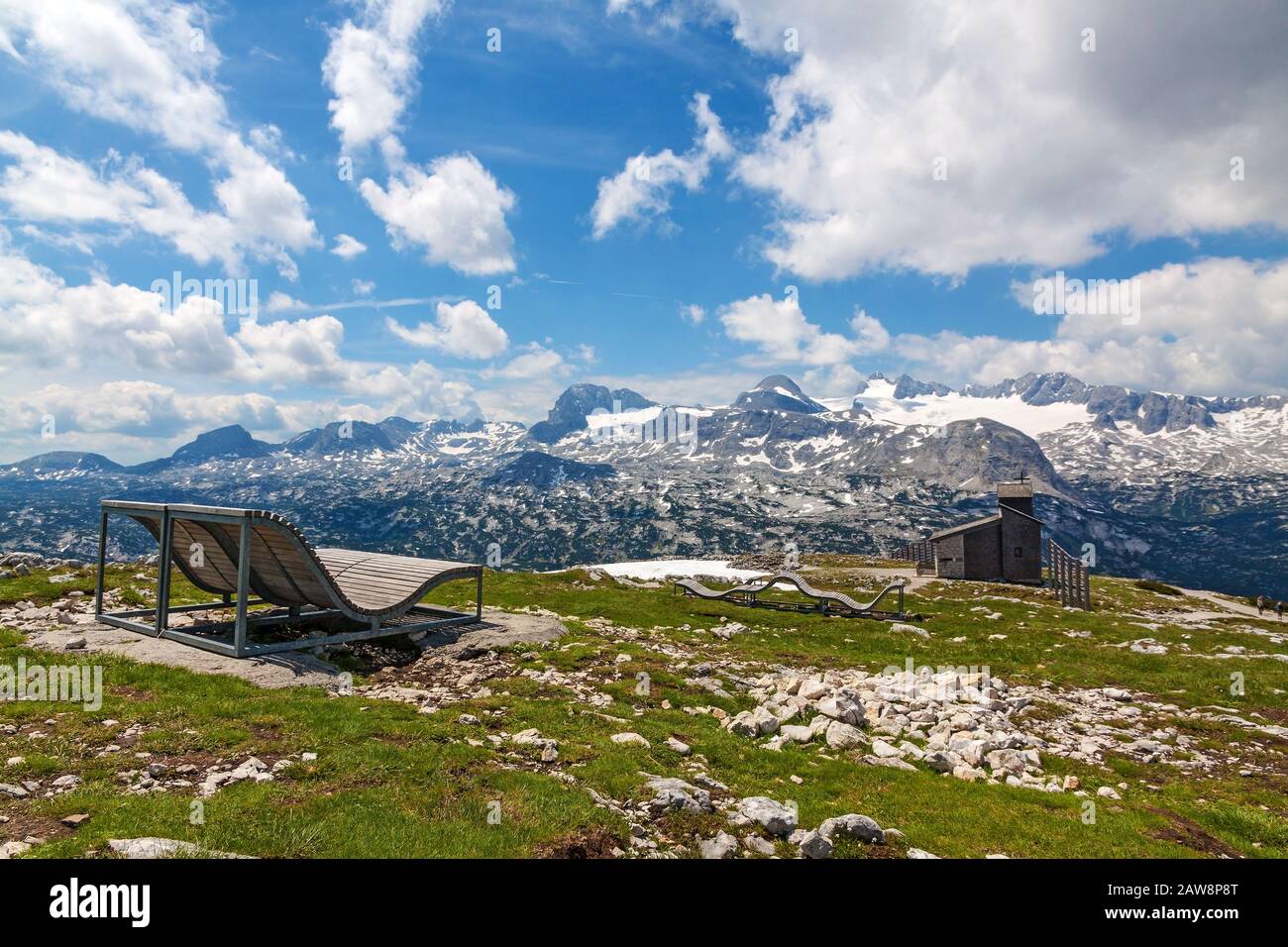 Bergpanorama am Dachstein-Krippenstein, Holzloge, Blick auf die Kapelle Stockfoto