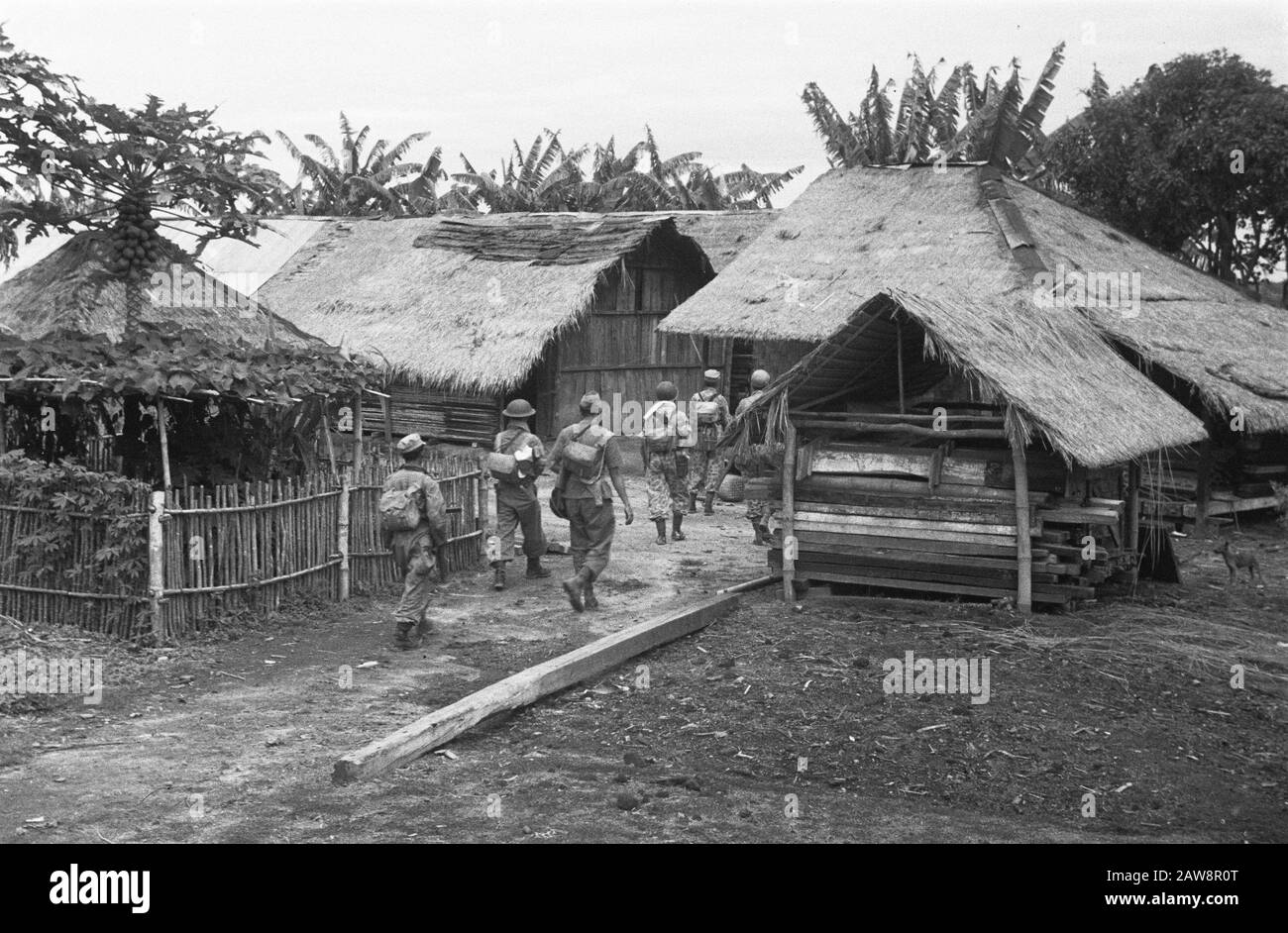 Republik: Dolok Simoembah, Prapat Bidamanik, östlich von Pematang Siantar; Säuberungen an der Ostküste Sumatras [Patrol kommt an einem Kampong an] Datum: 1. November 1947 Ort: Indonesien Niederländische Ostindien Stockfoto