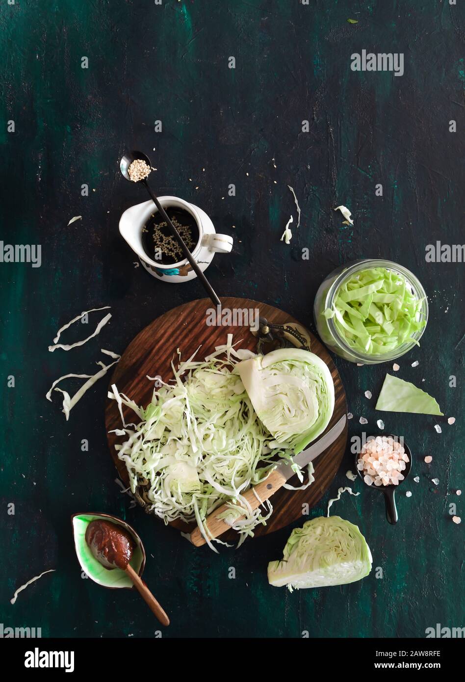 Fein zerkleinerter Kohl für Kimchi oder Sauerkraut mit Sojasauce, Chili-Paste, Meersalz, Sesamsamen. Hausgemacht, Küche, Bio, konservieren, einlegen. Stockfoto