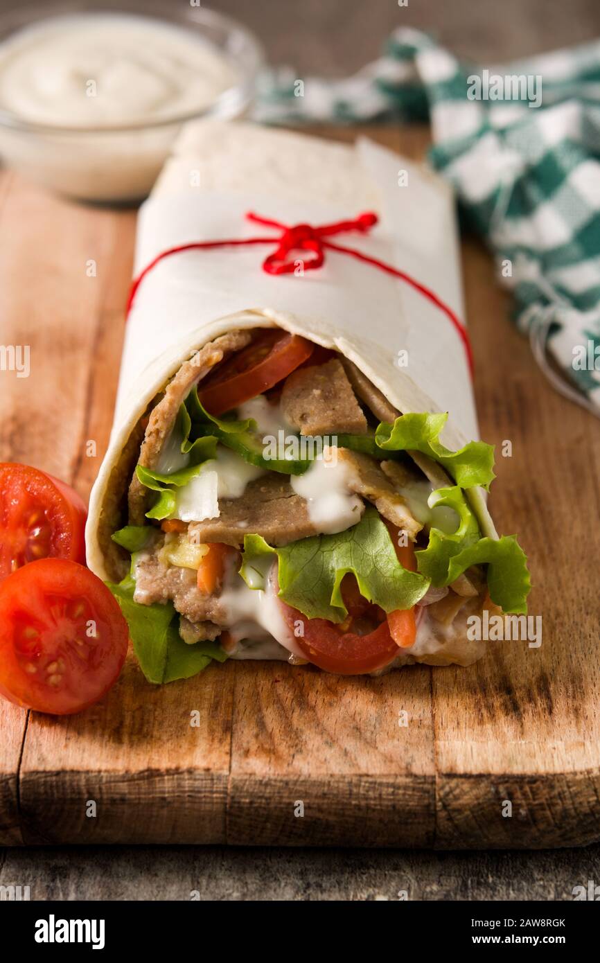 Doner Kebab oder Shawarma Sandwich auf Holztisch Stockfoto
