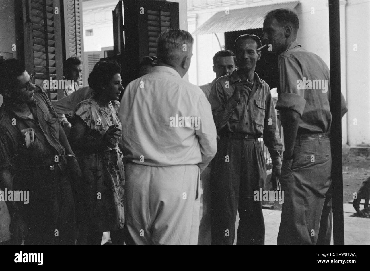 Verschiedene Themen Batavia EINE Polizeiaktion. Batavia: Gespräch zwischen Zivilisten und Militär Datum: 22. Juli 1947 Ort: Indonesien Niederländisches Ostindien Stockfoto