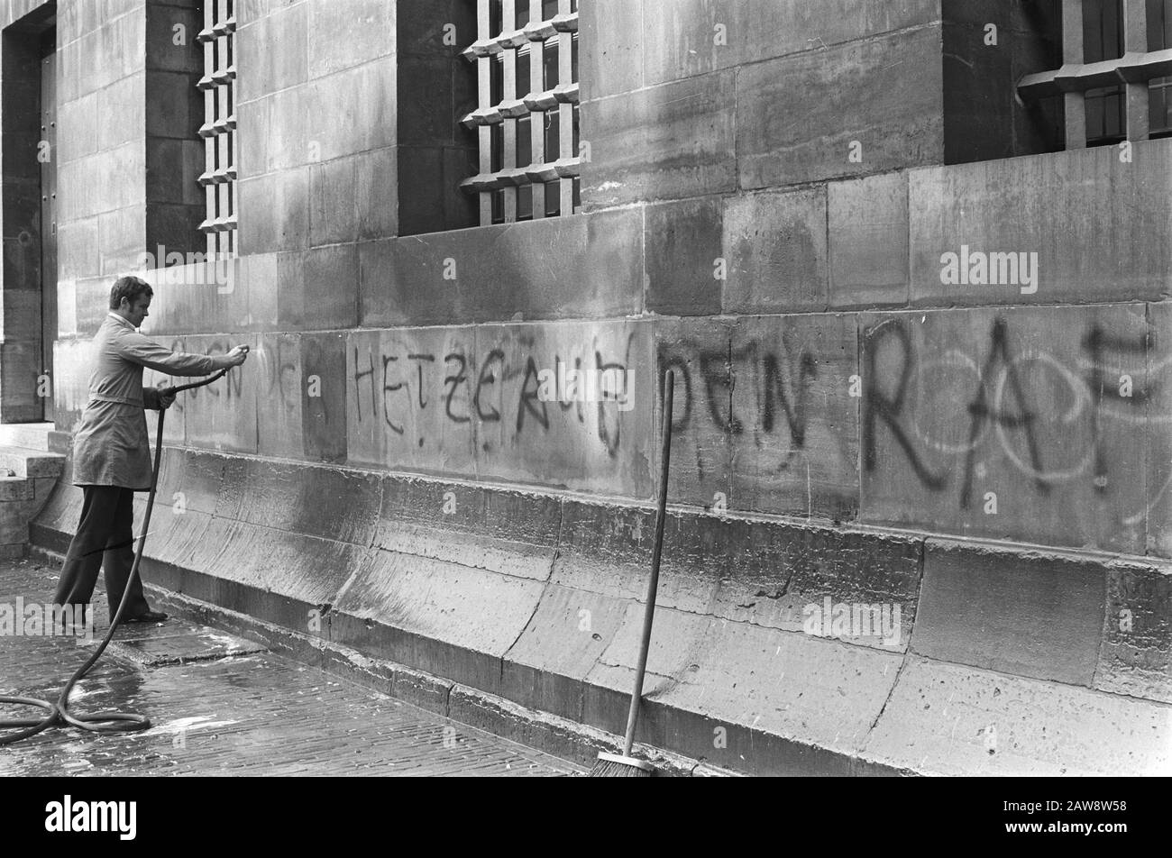 Slogans gegen die baiting Red Army Faction on Royal Palace Datum: 27. September 1977 Ort: Amsterdam, Noord-Holland Schlüsselwörter: Graffiti, Slogans, Paläste Institution Name: RAF Stockfoto