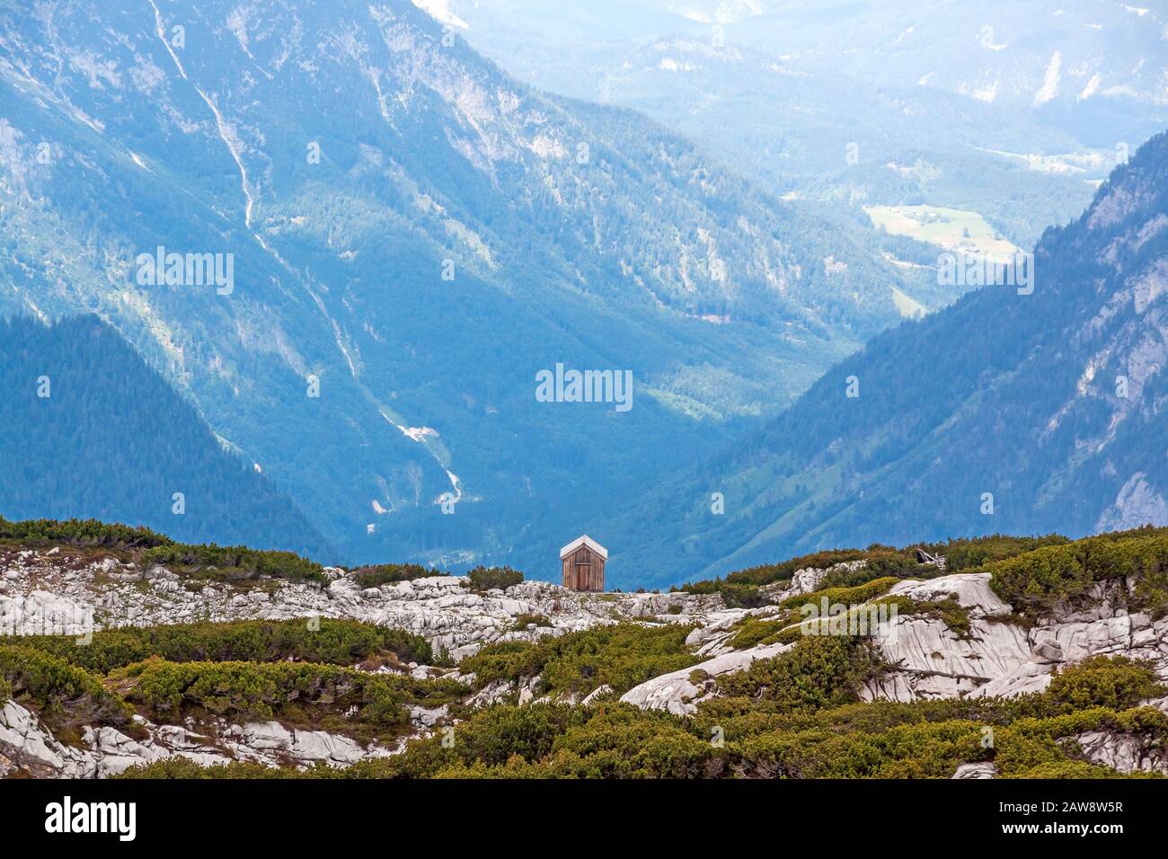 Kleines Häuschen am Abgrund, Bergpanorama im Hintergrund Stockfoto