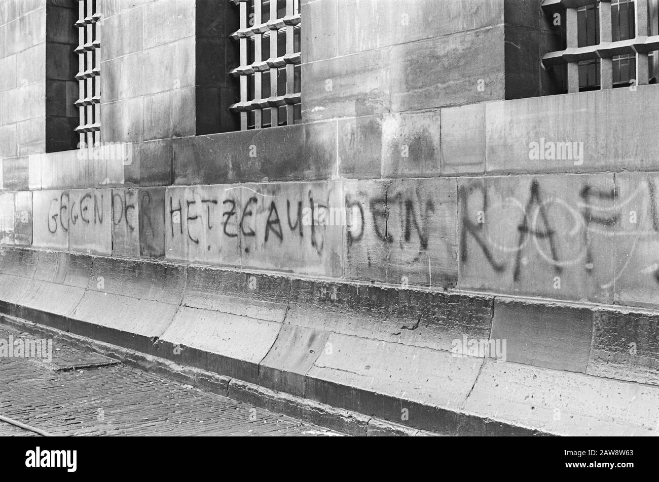 Slogans gegen die baiting Red Army Faction on Royal Palace Datum: 27. September 1977 Ort: Amsterdam, Noord-Holland Schlüsselwörter: Graffiti, Slogans, Paläste Institution Name: RAF Stockfoto