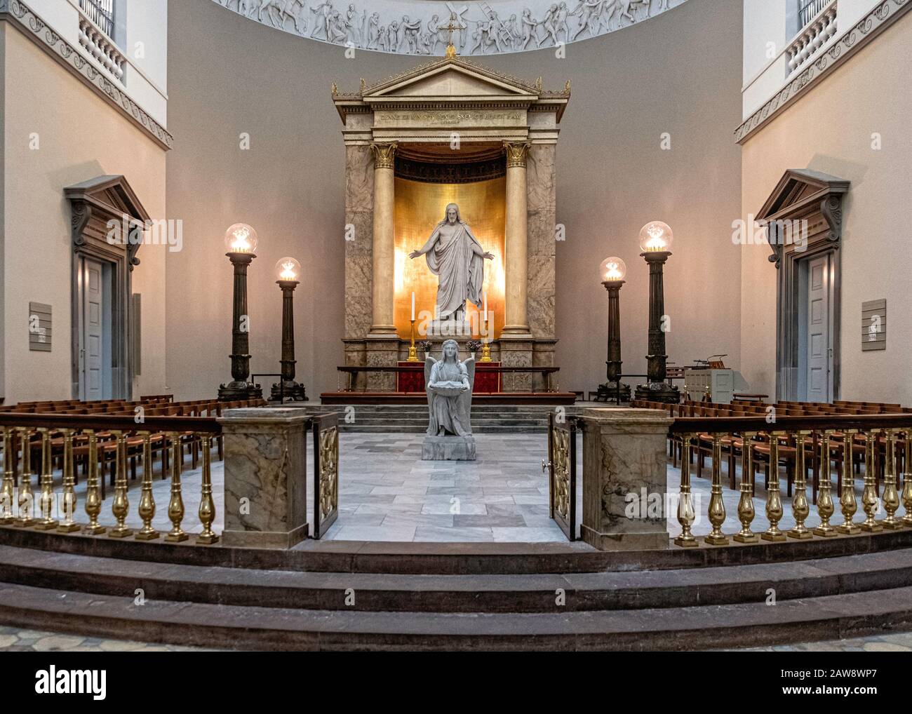 Kopenhagen, Dänemark. Muttergotteskirche vor Frue Kirke Interior. Altarbild, Christuskulptur, Taufstein, neoklassizistischer Stil Stockfoto