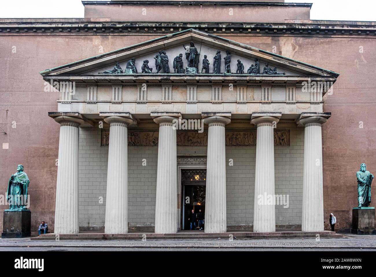 Vor Frue Kirke im neoklassizistischen Stil des Architekten Christian Frederik Hansen im Jahr 1829 in Kopenhagen Dänemark. Säuleneingang und -Gable Stockfoto