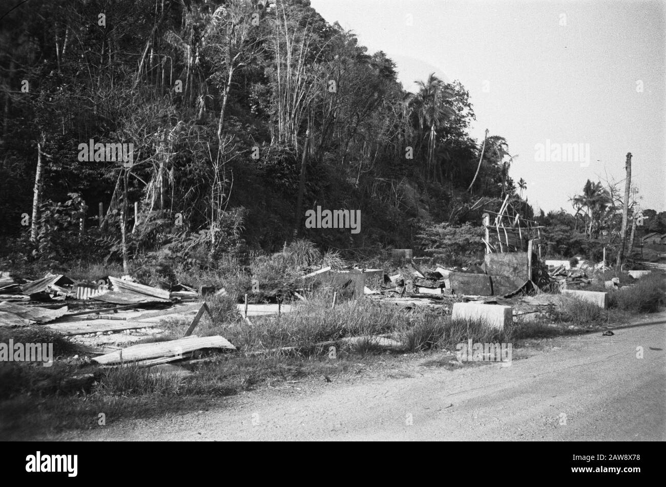 Destruction TRI, Aktionsbeschreibung Padang Padang 20-7-47. Sinnlose zerstörte Häuser in Kampong Ampang bei Padang. Datum: 20.Juli 1947 Ort: Indonesien, Niederländische Ostindien, Sumatra Stockfoto