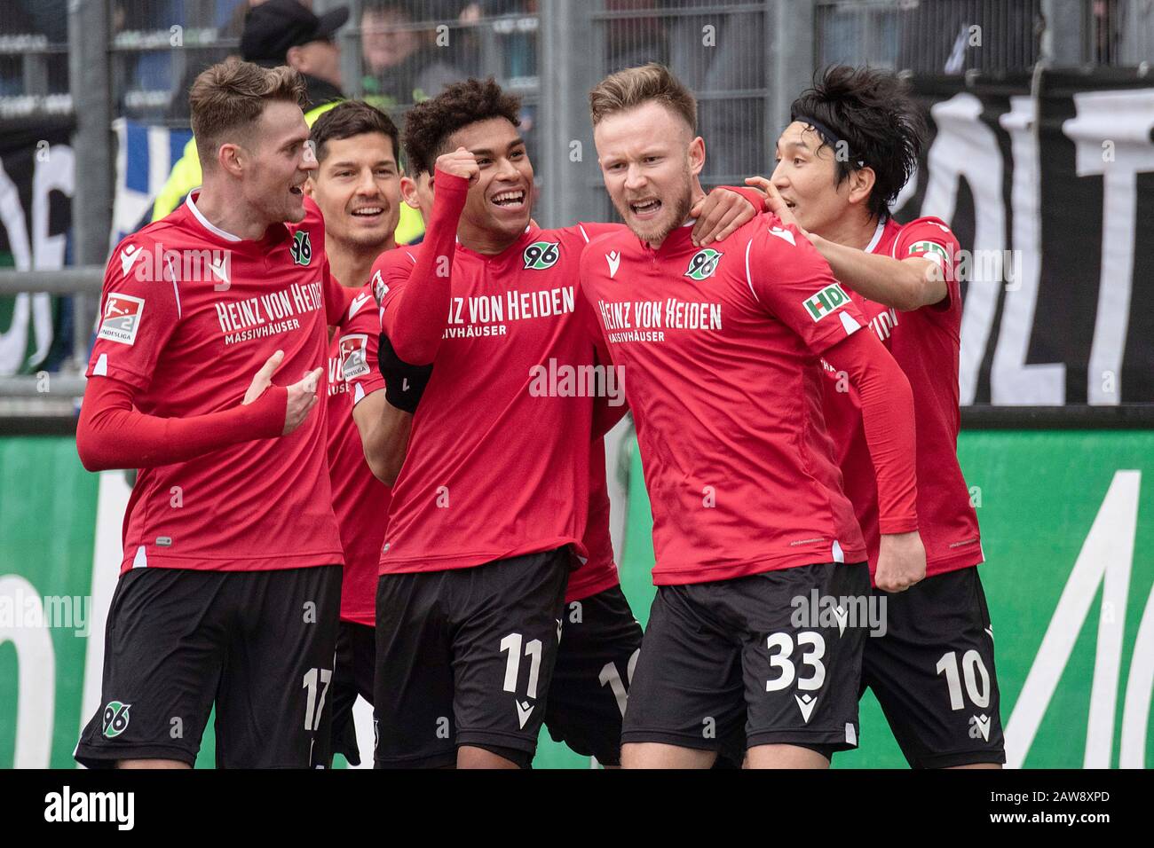 Cedric TEUCHERT (H, 2. Von rechts) jubelt nach seinem Tor zum 2:1 mit Genki HARAGUCHI (H, rechts) und Linton MAINA (H, 3. Von rechts); Fußball 2.Bundesliga, 20.Spieltag, 20. Spieltag, Hannover 96 (H) - SV Wehen Wiesbaden (WI) 2: 2, AM 01.02.2020 IN HANNOVER/DEUTSCHLAND VERBIETEN DFL-REGELUNGEN DIE VERWENDUNG VON FOTOS ALS BILDSEQUENZEN UND/ODER QUASI-VIDEO. Å Nutzung weltweit Stockfoto