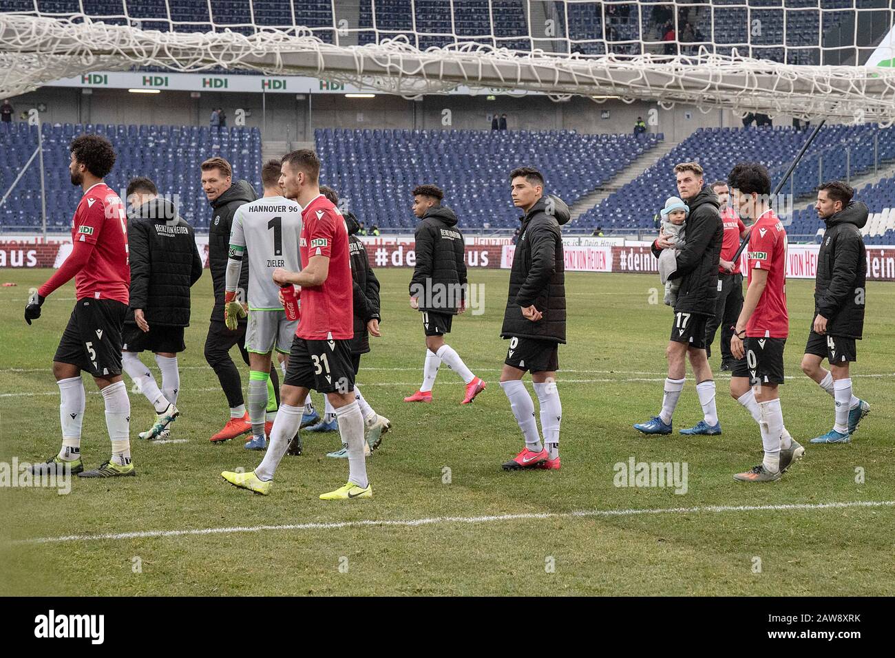 Hannovers Spieler trotzen enttäuscht und verblüfft von der Fankurve in Richtung Kabine nach Spielende; Fußball 2.Bundesliga, 20.Spieltag, 20. Spieltag, Hannover 96 (H) - SV Wehen Wiesbaden (WI) 2: 2, AM 01.02.2020 IN HANNOVER/DEUTSCHLAND VERBIETEN DFL-REGELUNGEN DIE VERWENDUNG VON FOTOS ALS BILDSEQUENZEN UND/ODER QUASI-VIDEO. Å Nutzung weltweit Stockfoto