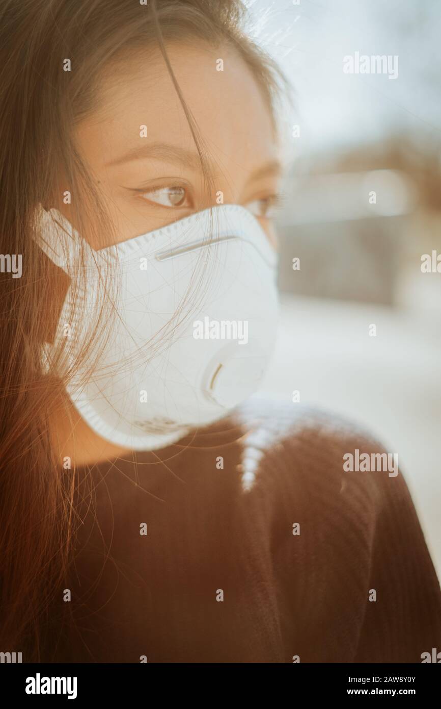 Eine chinesin mit Atemmaske zur Vermeidung von Infektionsgefahr Stockfoto