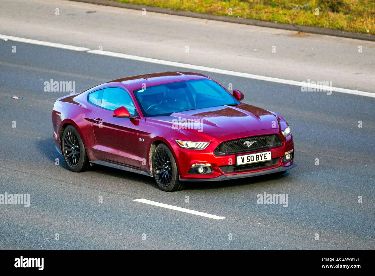 2016 Red Ford Mustang GT Auto; UK Vehicular Traffic, Transport, modern, Salonwagen, auf der Autobahn M61, Manchester, Großbritannien Stockfoto