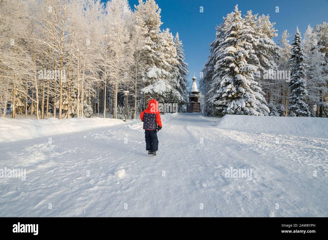 Kleinkind im verschneiten Wald. Abenteuer, ein Spaziergang im Winterpark Stockfoto