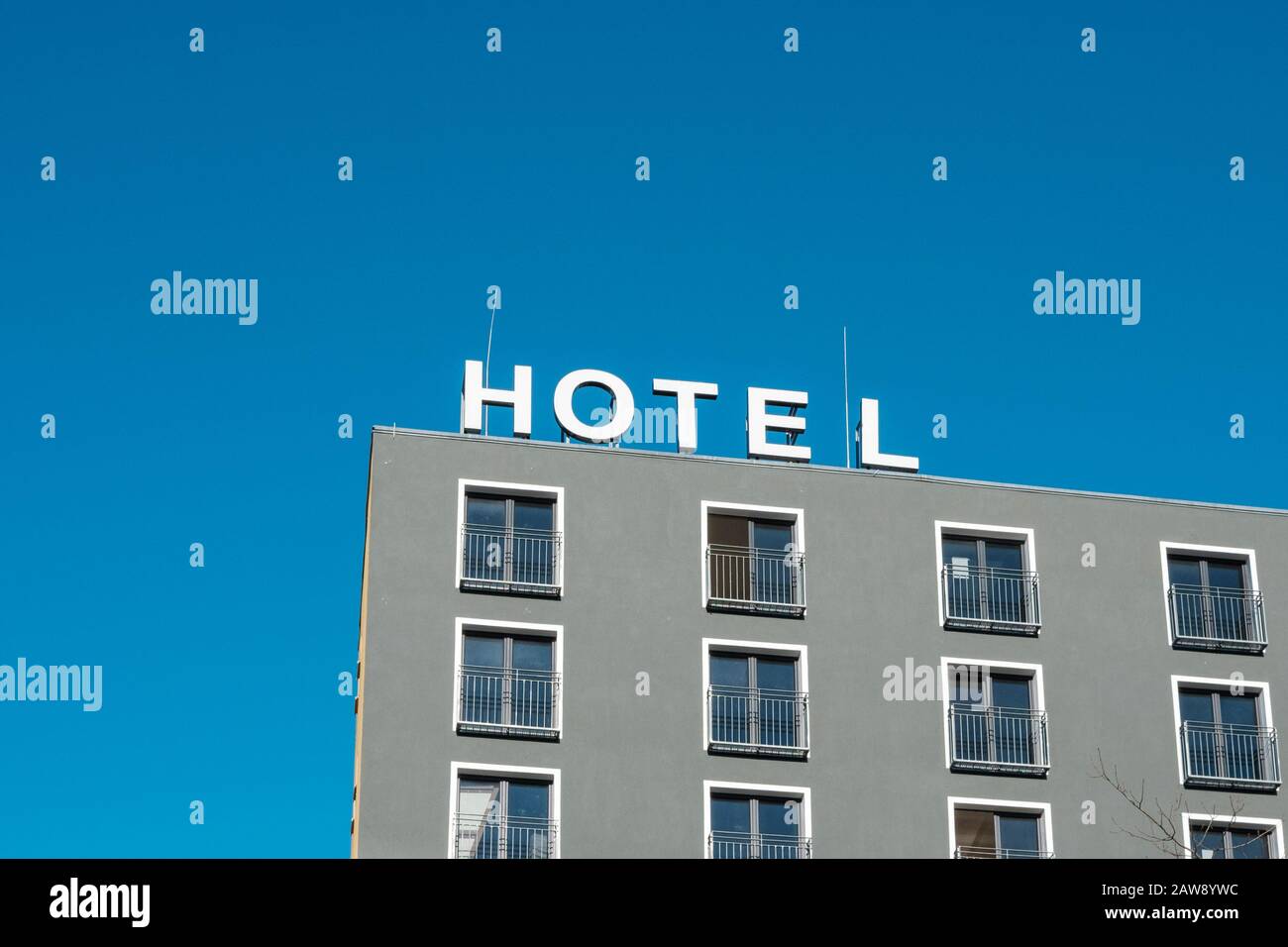 Hotelschild am Hotelgebäude - Hotelschild am Hotelgebäude Stockfoto