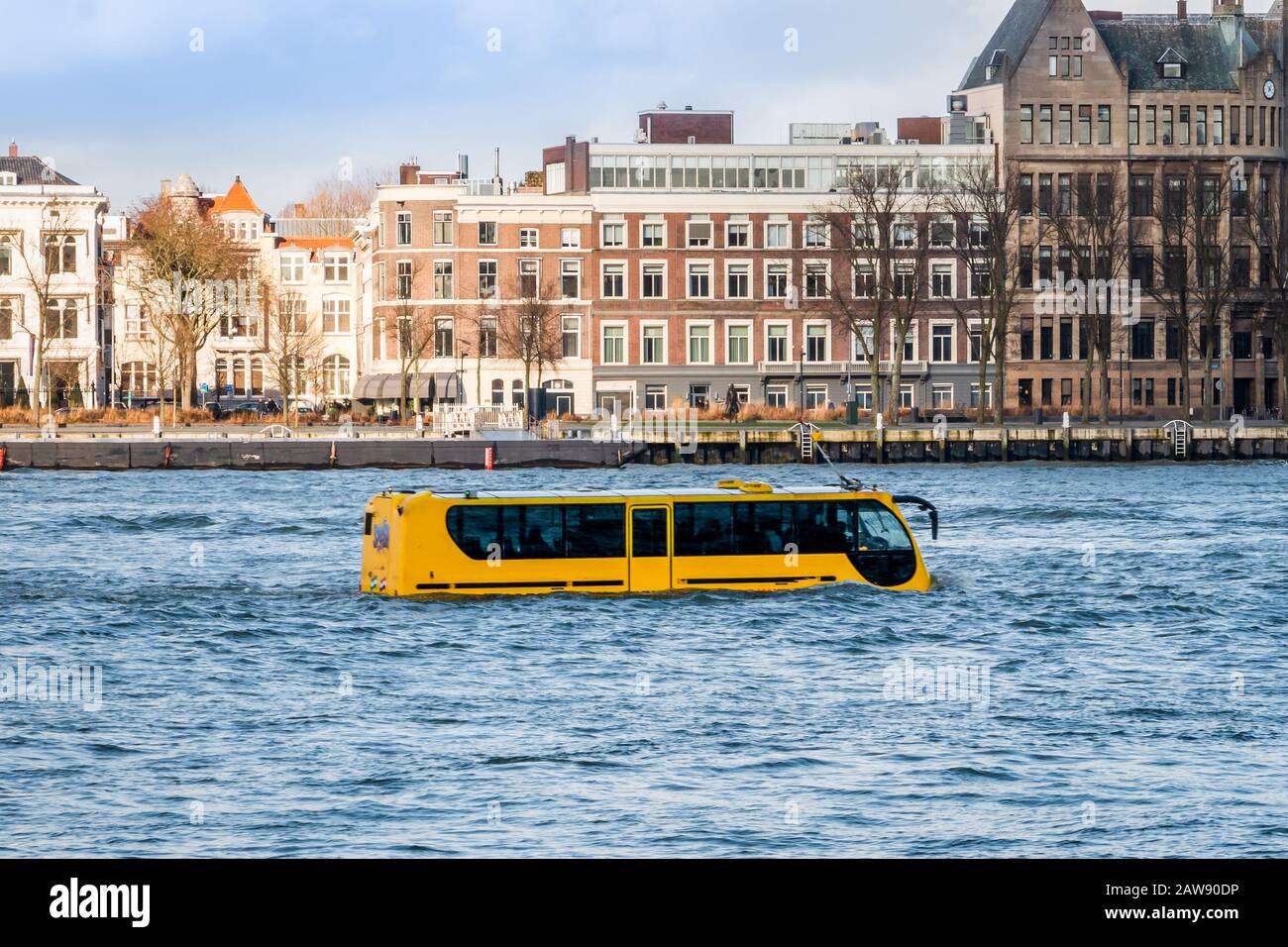 Attraktion in Rotterdam, ein amphibisches Fahrzeug im Fluss "de Maas", das auf der Straße fahren und wie ein Boot mit dem Aussehen eines Busses oder eines Busses segeln kann Stockfoto