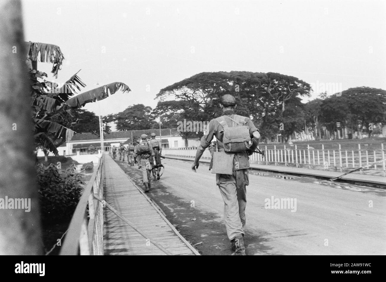 Aufstieg und Befreiung von den niederländischen Truppen von Kediri überqueren eine Brücke über den Fluss Brantas, wenn sie Kediri einspielen Datum: 24. Dezember 1948 Ort: Indonesien, Kediri, Niederländische Ostindien Stockfoto
